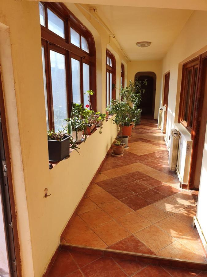 Cheerful 2 Bedroom And Lounge Town House With Free Parking Bucureşti Eksteriør bilde