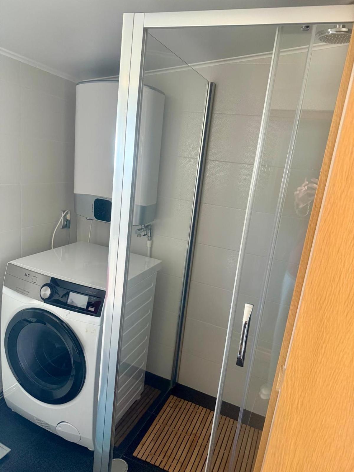 Cheerful 2 Bedroom And Lounge Town House With Free Parking Bucureşti Eksteriør bilde