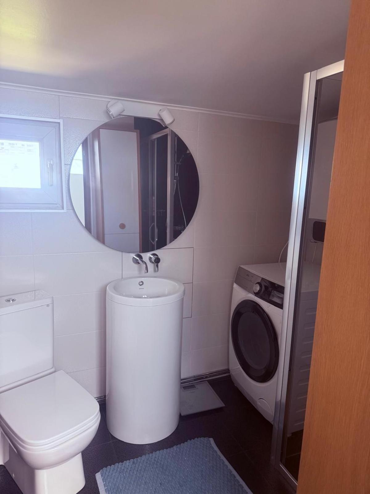 Cheerful 2 Bedroom And Lounge Town House With Free Parking Bucureşti Eksteriør bilde