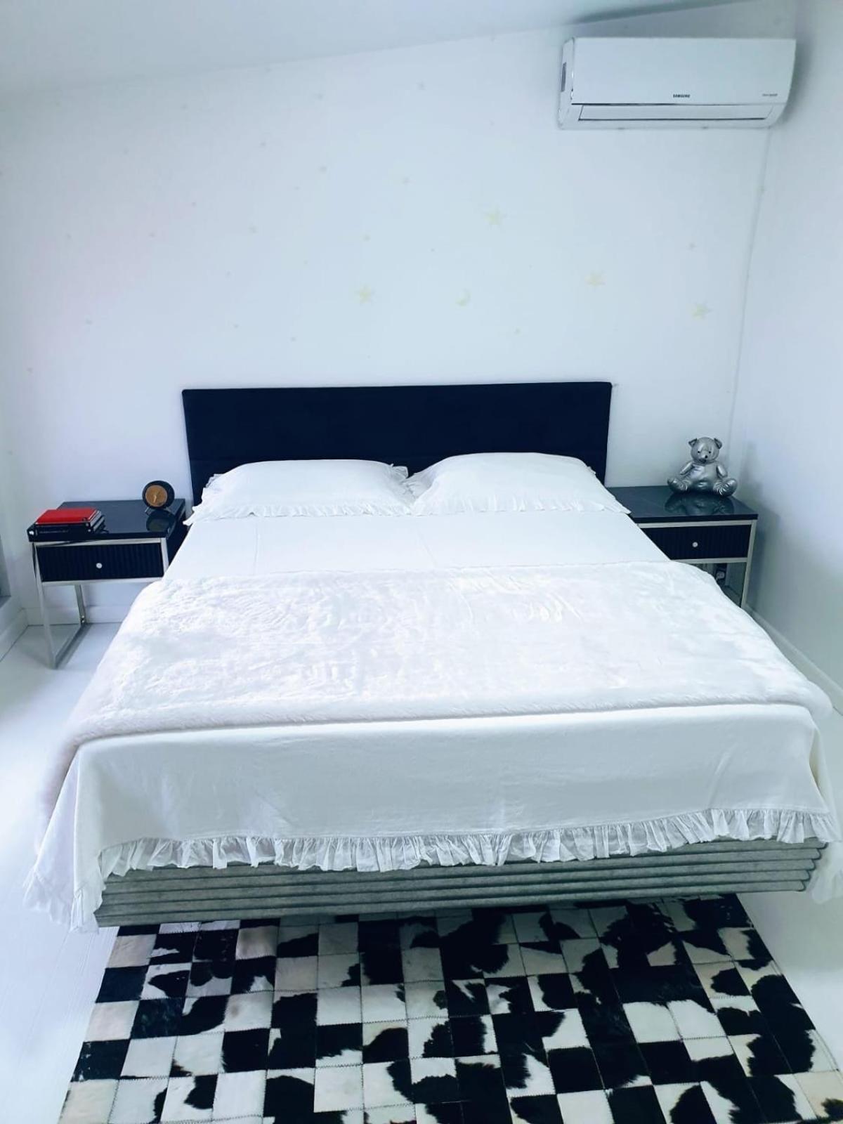 Cheerful 2 Bedroom And Lounge Town House With Free Parking Bucureşti Eksteriør bilde