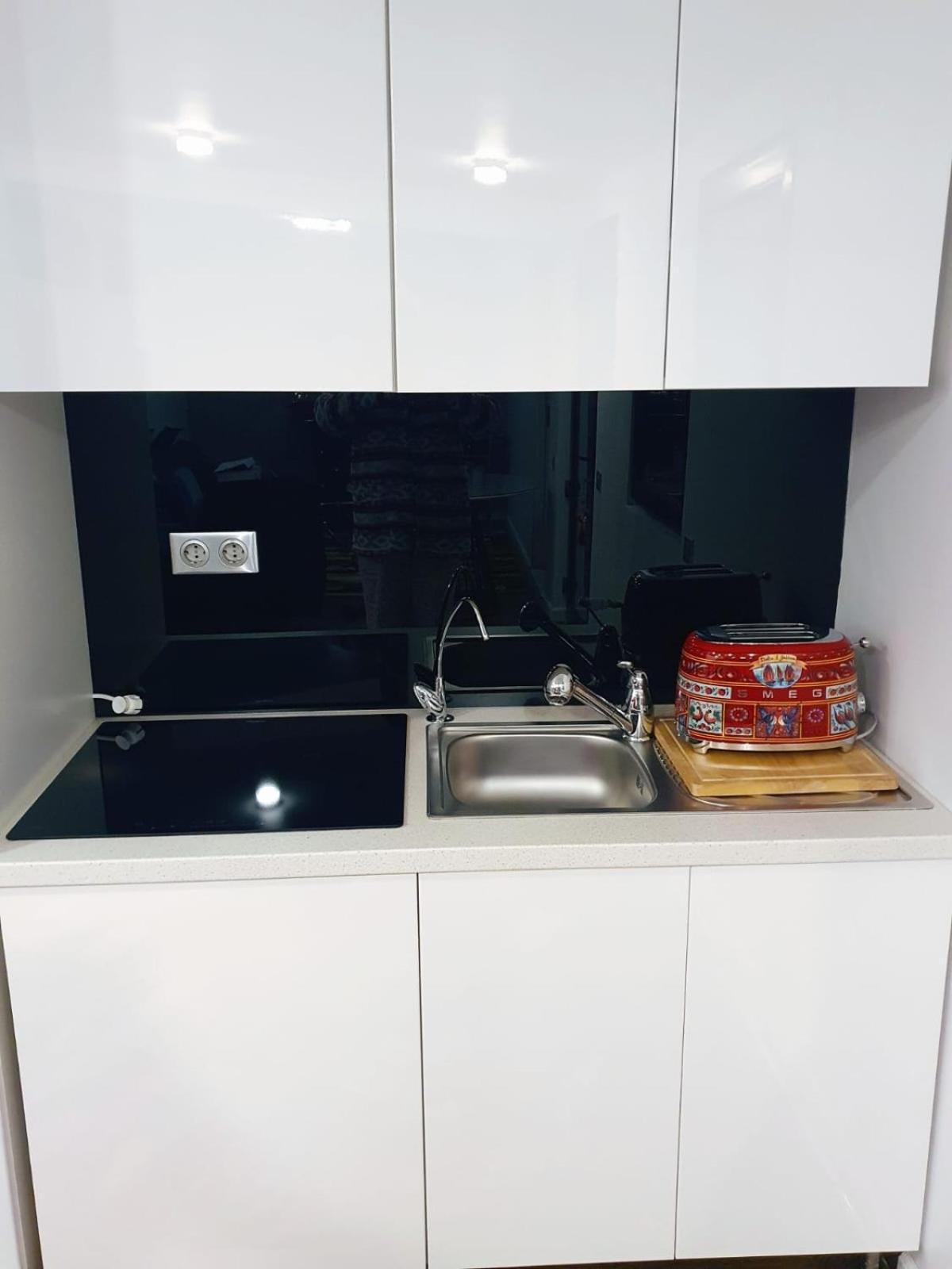 Cheerful 2 Bedroom And Lounge Town House With Free Parking Bucureşti Eksteriør bilde