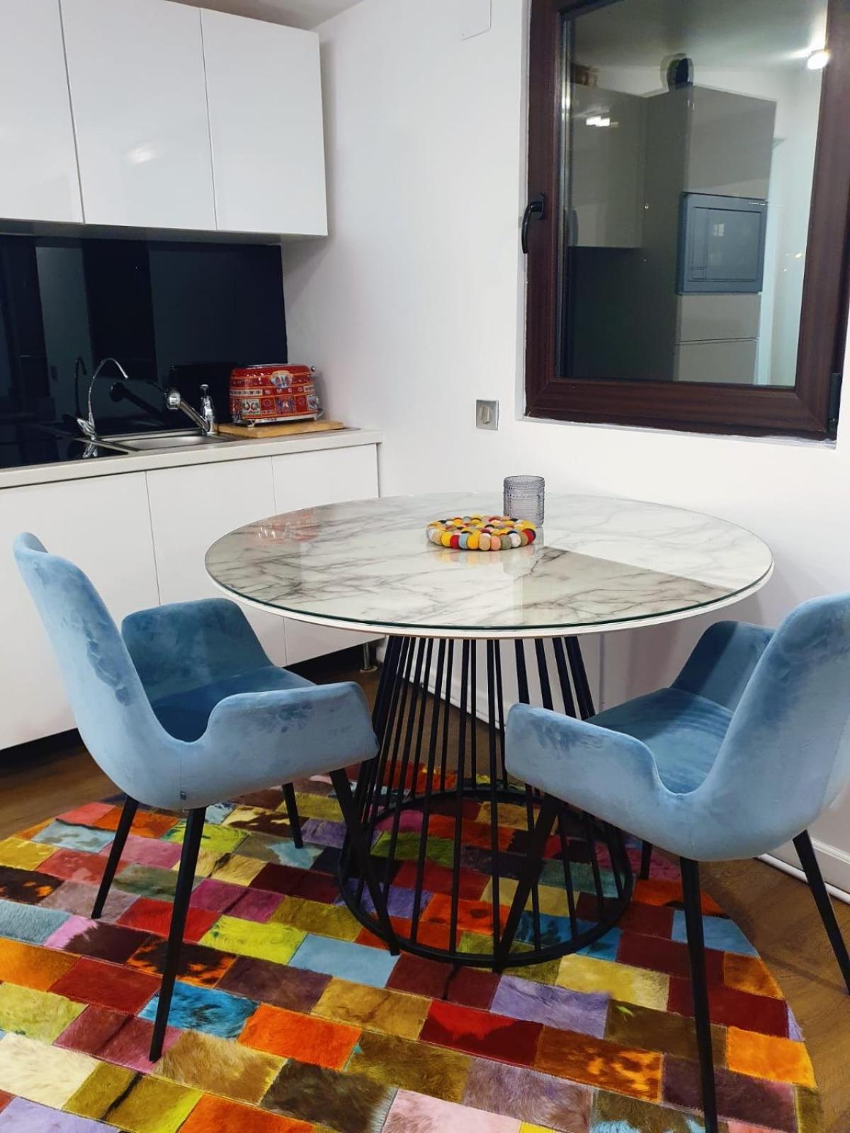 Cheerful 2 Bedroom And Lounge Town House With Free Parking Bucureşti Eksteriør bilde